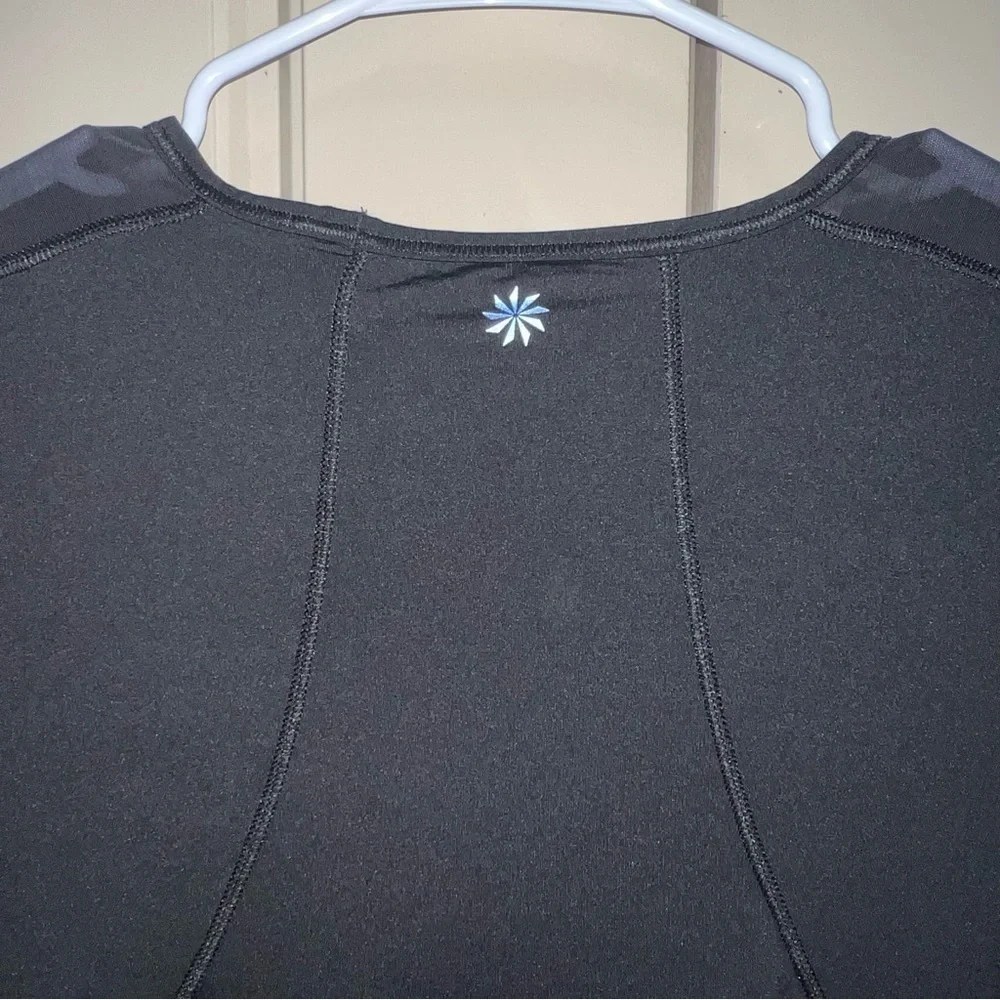 Athleta Black Athleisure Long Sleeve Workout Shirt With Thumbholes Size XS - Picture 7 of 8